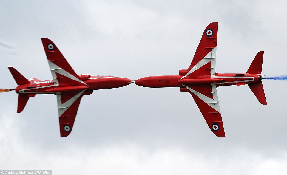 Atraksi Berani Akrobatik Udara Red Arrows di Air Tattoo Inggris
