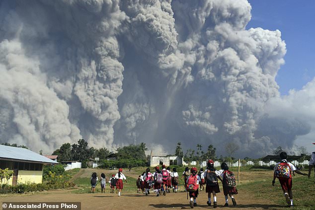 Warga Karo Panik Akibat Erupsi Sinabung Capai 5.000 Meter