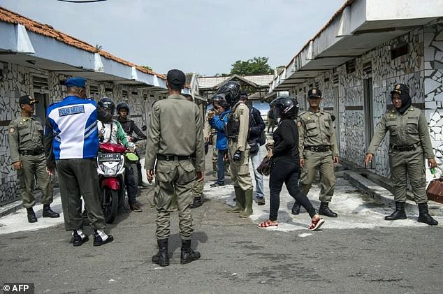 Dekadensi Moral Barat, Perayaan ´Hari Kasih Sayang´ Dilarang di Banyak Kota