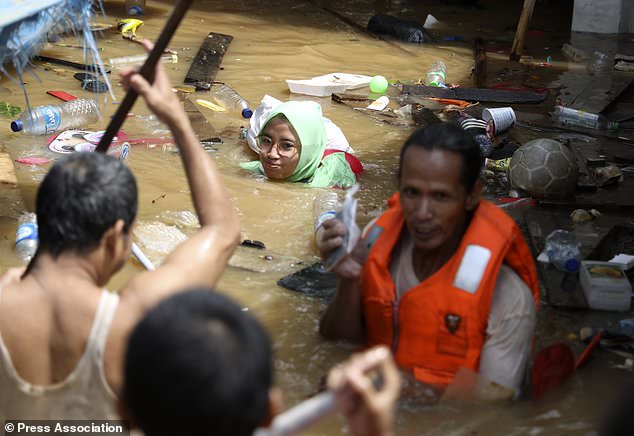 17 Tewas, Ribuan Warga Mengungsi akibat Banjir di Jabodetabek