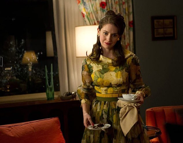 Aktris Alison Brie Ngompol saat Syuting ´The Mad Men´