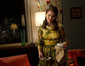 Aktris Alison Brie Ngompol saat Syuting ´The Mad Men´