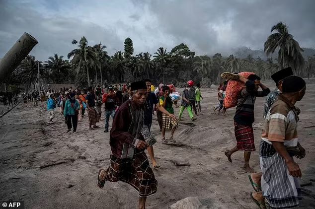 Gunung Semeru Meletus jadi Sorotan Dunia