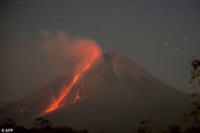 Gunung Merapi Erupsi, Muntahkan Awan Panas Sejauh 3,5 Kilometer