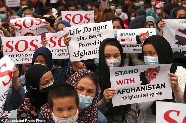 Pengungsi Afghanistan Gelar Demo di Depan UNHCR Jakarta