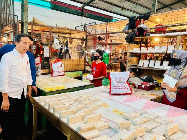 Jelang Nataru, Presiden Jokowi Tinjau Harga Bahan Pokok di Pasar Bogor