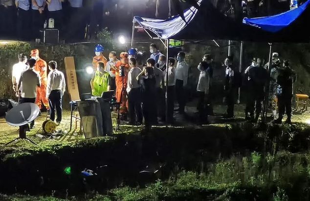 Pesawat Boeing 737 Jatuh, Tim Penyelamat Dikerahkan ke Lokasi Kejadian