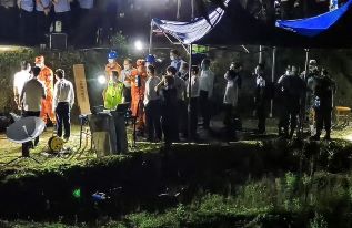 Pesawat Boeing 737 Jatuh, Tim Penyelamat Dikerahkan ke Lokasi Kejadian