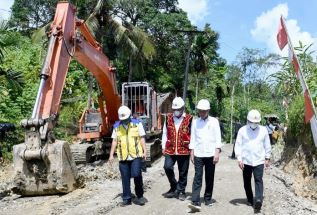 Tinjau Pembangunan Jalan di Nias, Presiden Jokowi Targetkan Rampung Tahun Depan