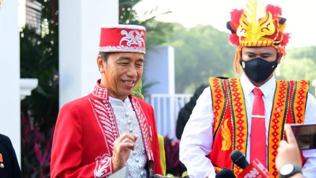 Pimpin Upacara HUT ke-77 RI, Presiden Jokowi Pakai Baju Adat Buton