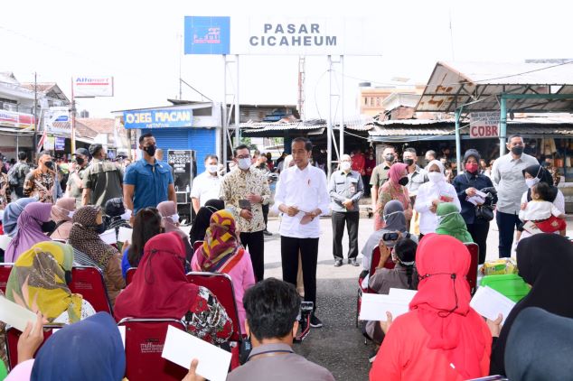 Presiden Jokowi Tinjau Harga Pangan dan Beri BLT di Pasar Cicaheum