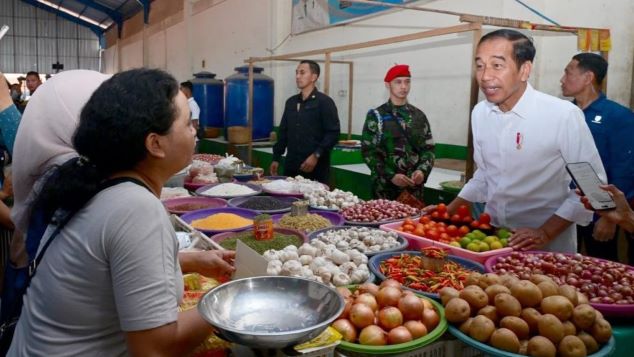 Kunjungi Pasar Oebobo, Jokowi Cek Harga Pangan Pokok