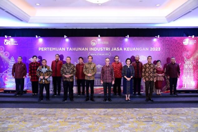 Presiden Jokowi Minta OJK Tingkatkan Pengawasan Produk Keuangan Digital