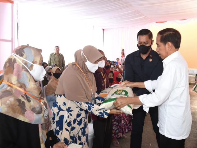 Presiden Jokowi Salurkan Bantuan Beras 10 Kg kepada 21 Juta Penerima