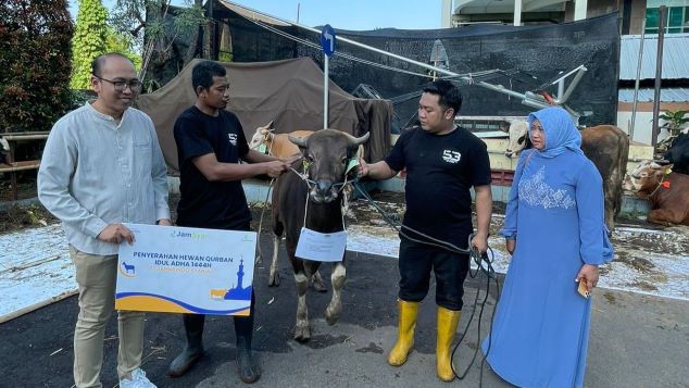 Momen Idul Adha, Jamsyar Salurkan 28 Sapi Kurban