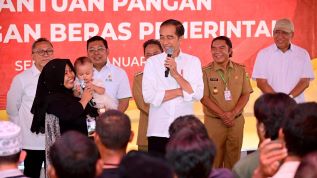 Presiden Jokowi Cek Stok Beras di Gudang Bulog GBB Umbul Tengah