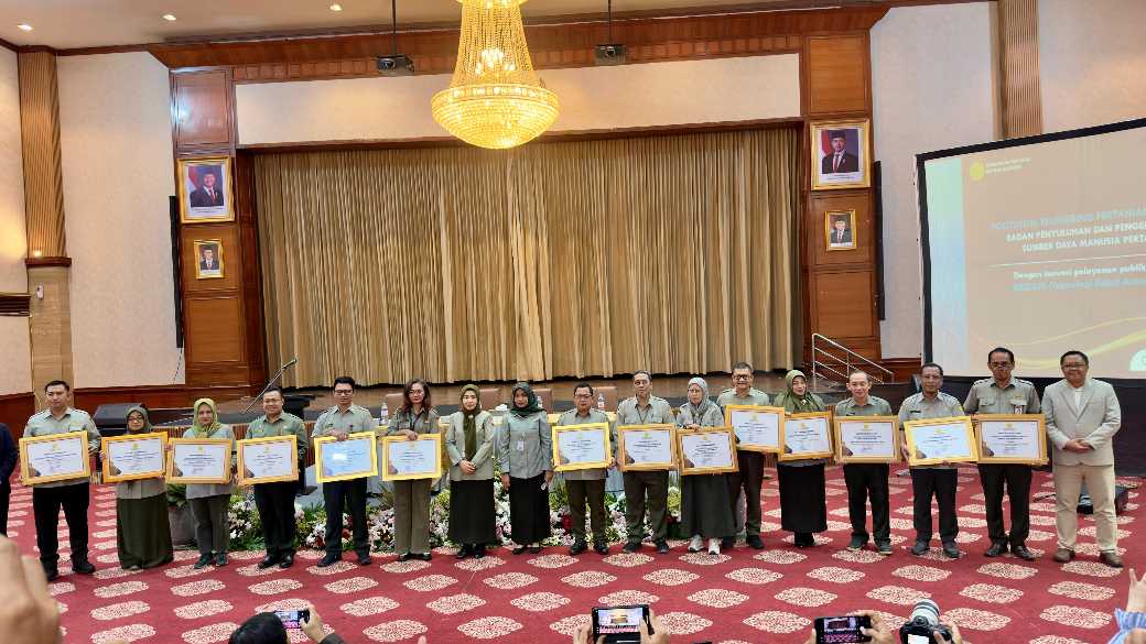 Kementan Serahkan Piagam Penghargaan pada Unit Pelaksana Pelayanan Publik Berprestasi