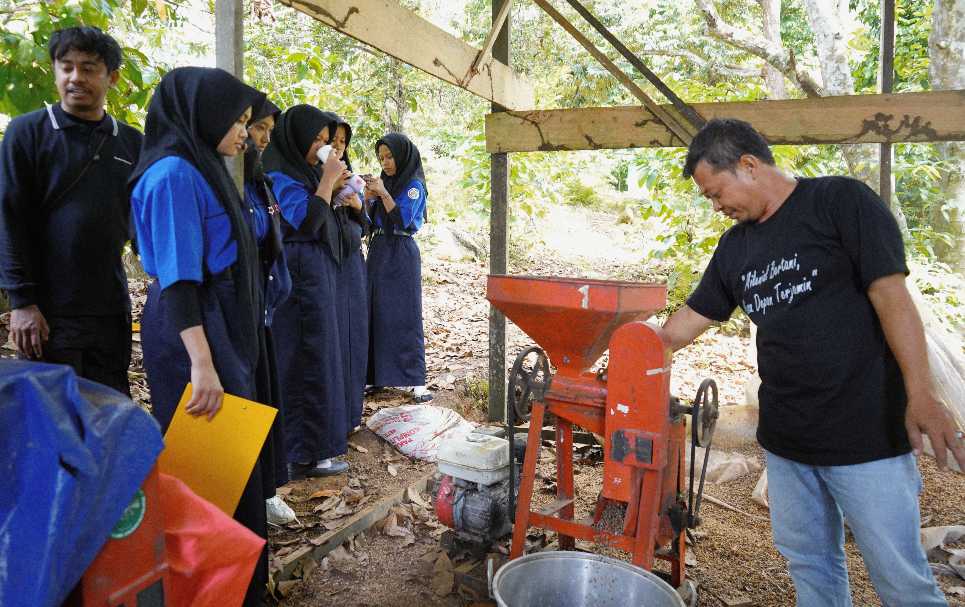 Kompetensi Siswa, SMKPP Kementan Kunjungi Pengusaha Keripik & Kopi di Kalsel