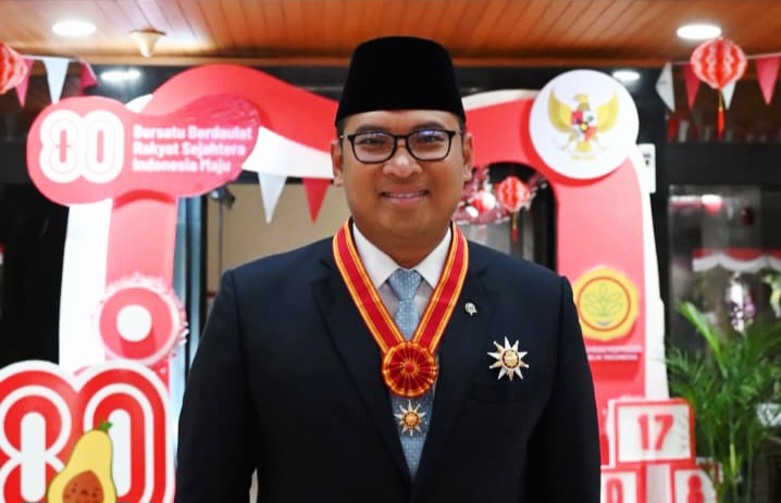 Anak Petani, Wamentan Sudaryono Terima Bintang Kehormatan dari Presiden Prabowo