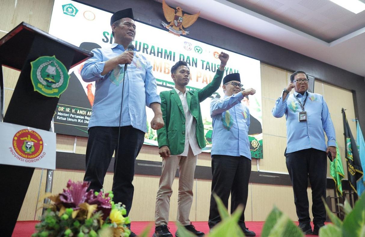 Mahasiswa Bawa Aspirasi Petani pada Mentan, Traktor Tiba di Pohuwato Dini Hari<br><i>Millennial Farmers Development are the Target of Indonesia`s Polbangtan YoMa</i> Millennial Farmers Development are the Target of Indonesia`s Polbangtan YoMa