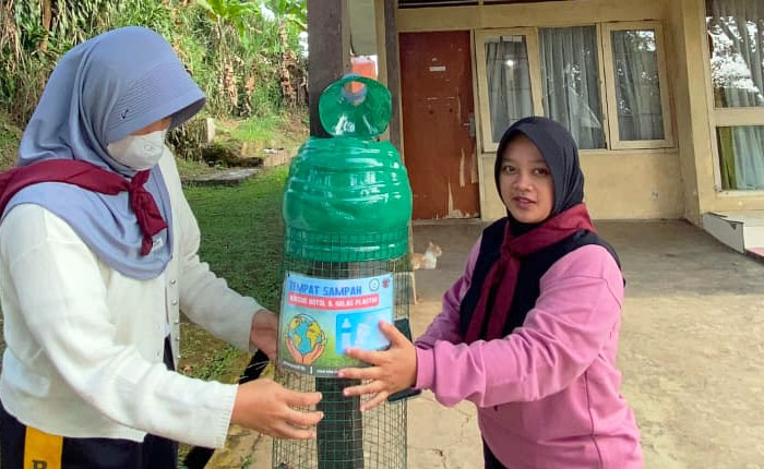 Gerakan ASRI, Mapala Polbangtan Bogor Sosialisasi Tempat Sampah Khusus Plastik<br><i>Millennial Farmers Development are the Target of Indonesia`s Polbangtan Bogor</i> Millennial Farmers Development are the Target of Indonesia`s Polbangtan Bogor