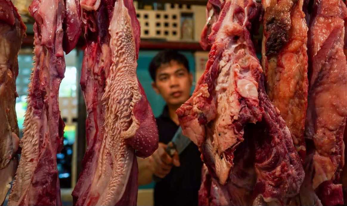Indonesian Meat Traders Association Protests the Price of Buffalo Meat