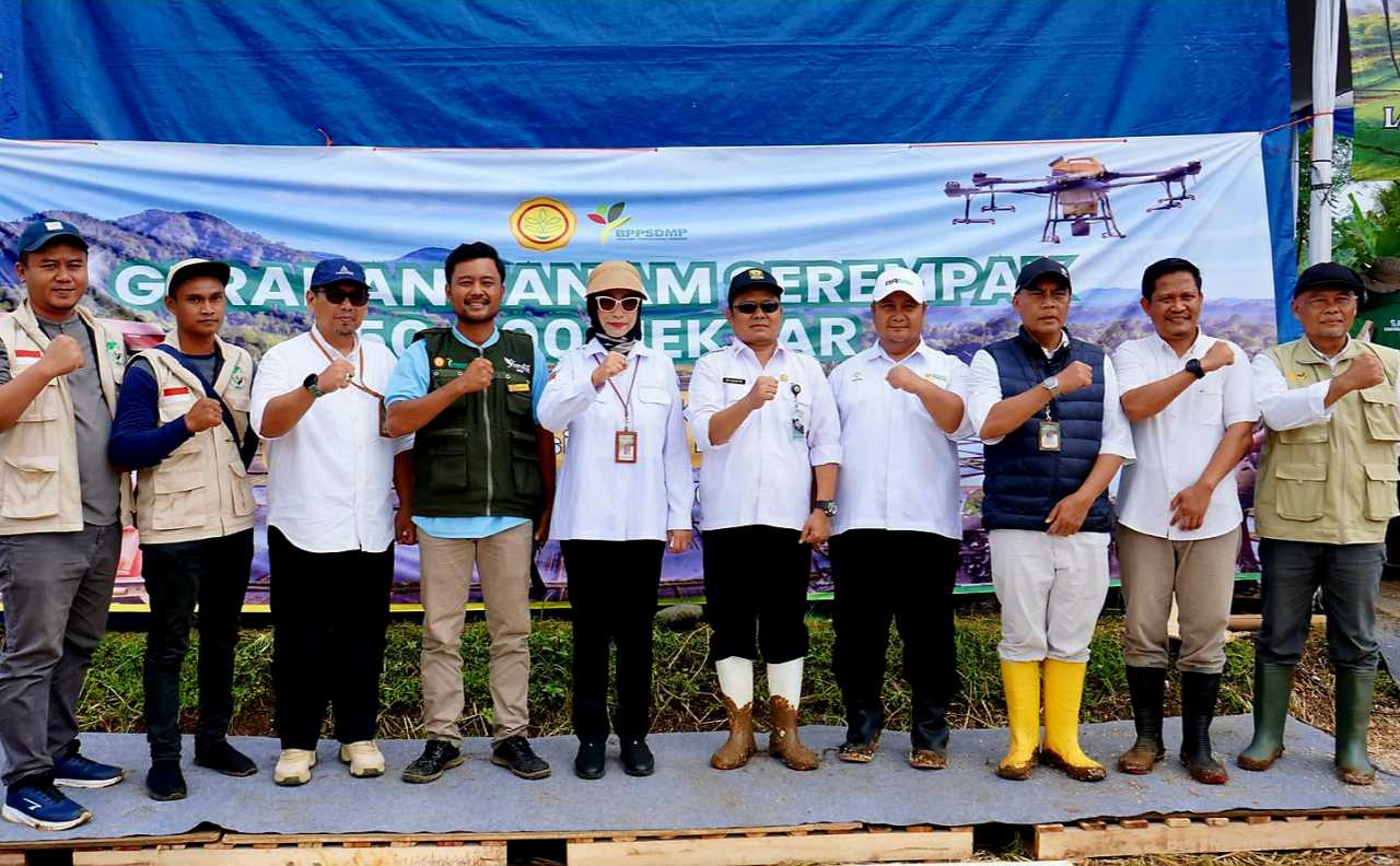 Jaga Produksi Pangan, Kementan Percepat Tanam Oplah dan CSR 26 Provinsi<br><i>Indonesian Govt Increase of Rice Production across the Country</i> Indonesian Govt Increase of Rice Production across the Country