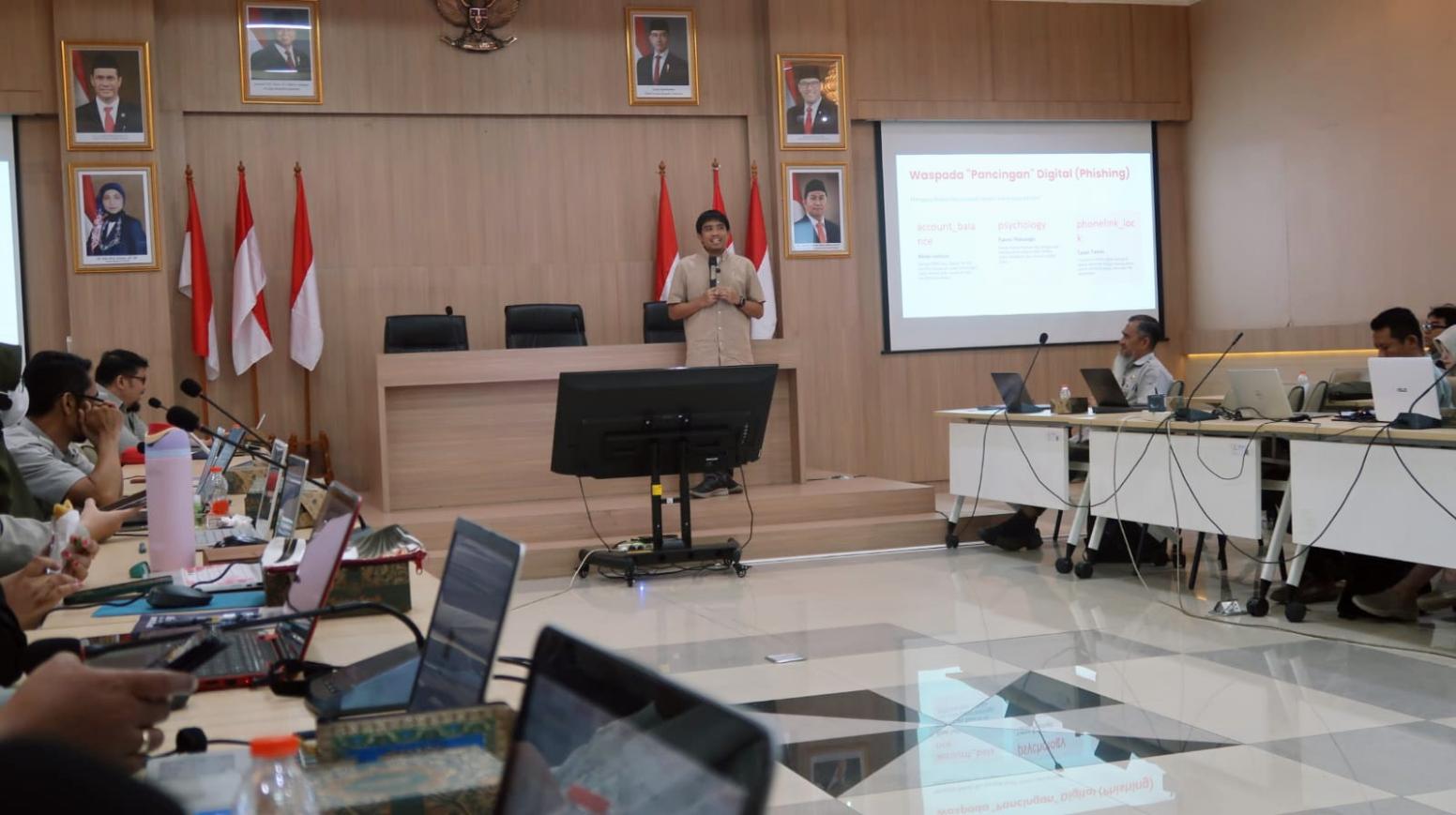 Perkuat Transformasi Digital, Kementan Dorong Literasi Kemanan Siber<br><i>The Agricultural Library Support Indonesian Farmers in Achieving Food Self-sufficiency</i> The Agricultural Library Support Indonesian Farmers in Achieving Food Self-sufficiency
