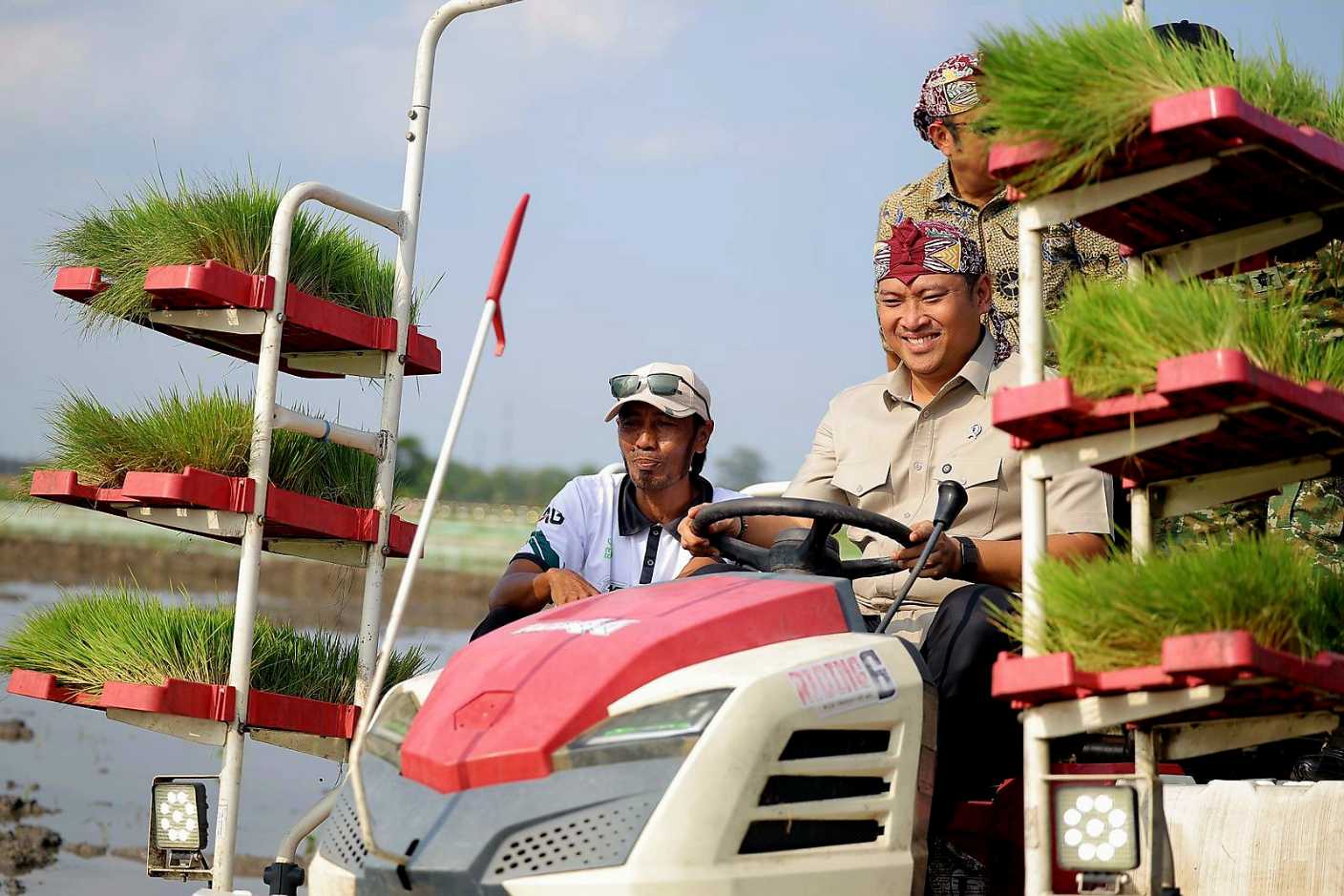Stok Beras Tembus 28 Juta Ton, Wamentan Kebut Tanam di Lamongan Tangkal El Nino<br><i>Indonesia Increases Rice Production through the Simultaneous Planting Movement</i> Indonesia Increases Rice Production through the Simultaneous Planting Movement