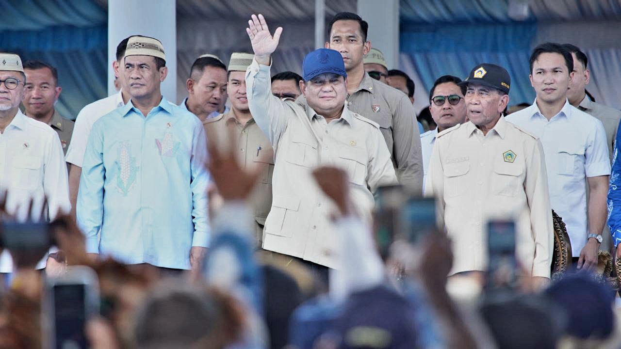 Di Depan 100 Ribu Petani Nelayan pada Penas Gorontalo, Presiden Pastikan Swasembada Pangan Berkelanjutan<br><i>Indonesia Increases Rice Production through the Simultaneous Planting Movement</i> Indonesia Increases Rice Production through the Simultaneous Planting Movement