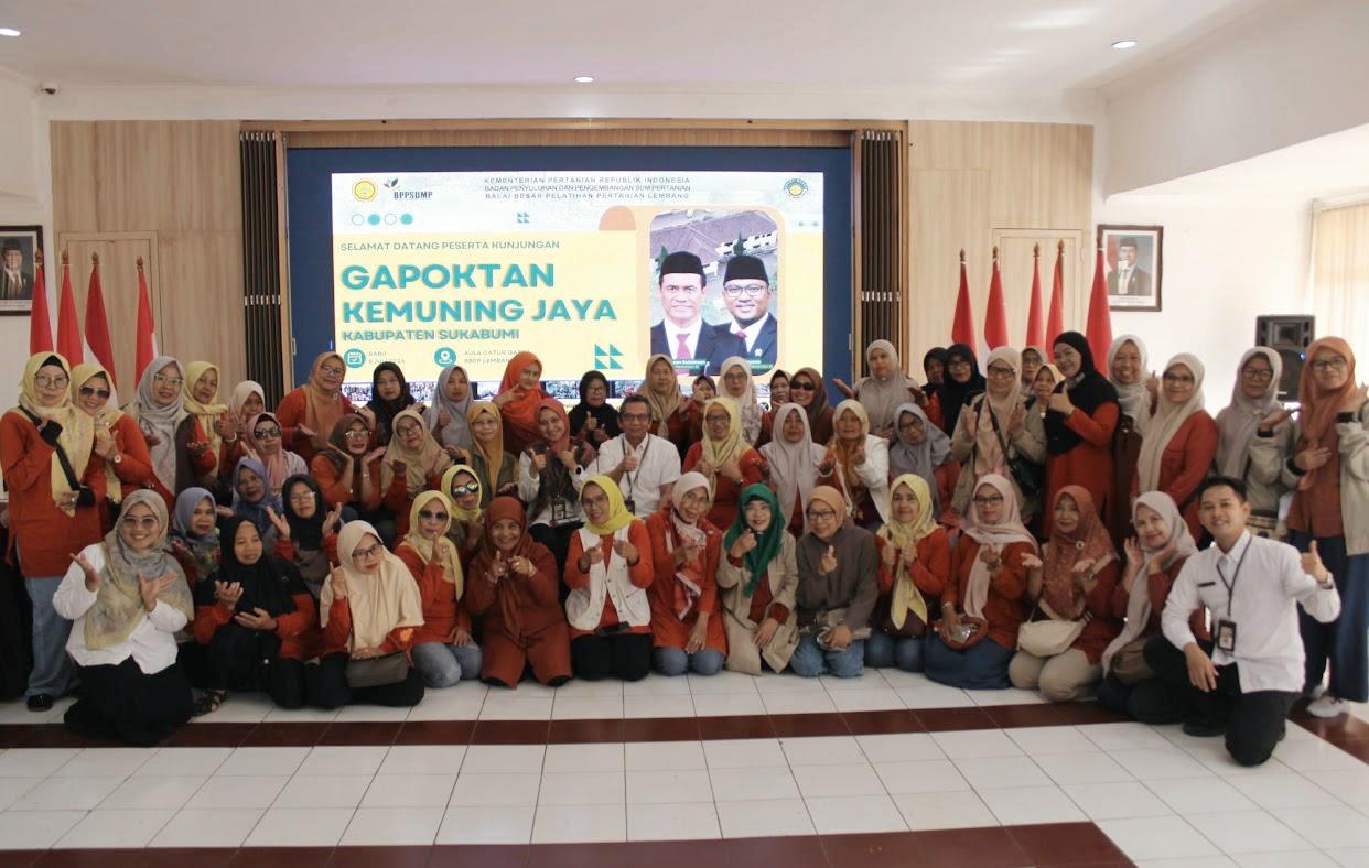 SDM Unggul, KWT dari Sukabumi Belajar `Urban Farming` di BBPP Kementan<br><i>West Java`s Lembang Agricultural Training Center Support Indonesian Farmers</i> West Java`s Lembang Agricultural Training Center Support Indonesian Farmers