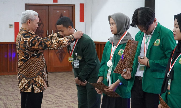 Mahasiswa Polbangtan Kementan Presenter Terbaik Lomba Inovasi Teknologi Pertanian Universitas Andalas<br><i>Millennial Farmers Development are the Target of Indonesia`s Polbangtan Bogor</i> Millennial Farmers Development are the Target of Indonesia`s Polbangtan Bogor
