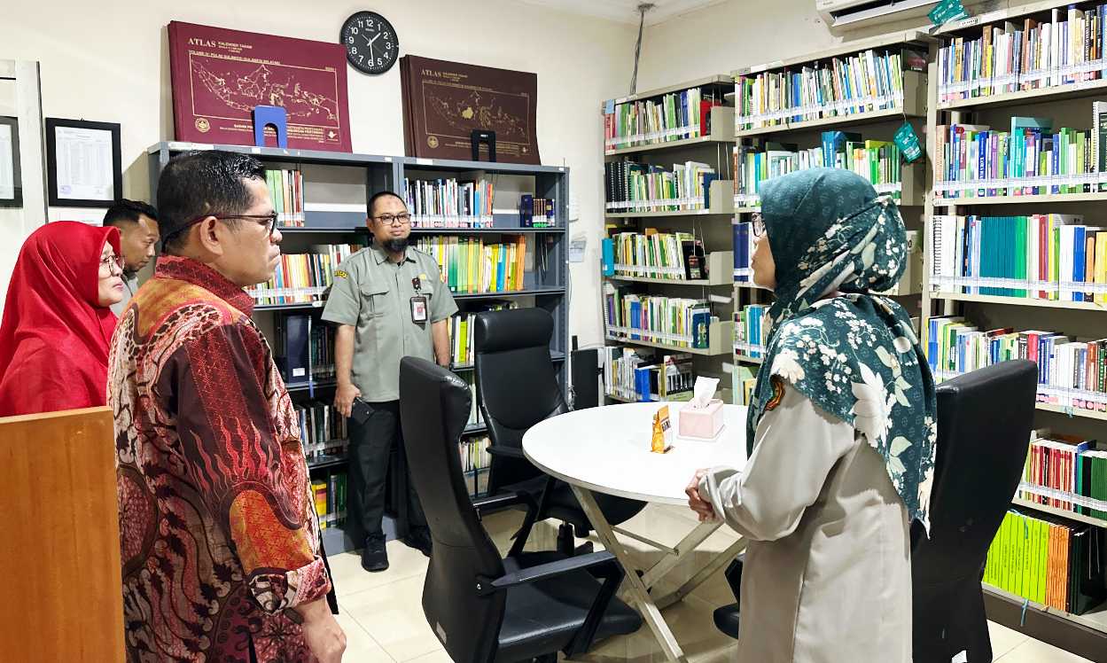 Pustaka Kementan Perkuat Literasi melalui Akreditasi Perpustakaan<br><i>The Agricultural Library Support Indonesian Farmers in Achieving Food Self-sufficiency</i> The Agricultural Library Support Indonesian Farmers in Achieving Food Self-sufficiency