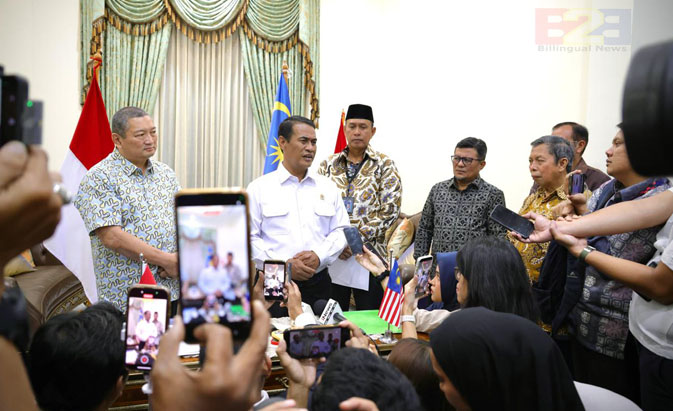 Ini Alasan Mentan Ekspor Beras dari Kediaman: Efisiensi Anggaran bagi Petani<br><i>Indonesia Exports 1,000 Tons of Rice to Malaysia via the Entikong Border</i> Indonesia Exports 1,000 Tons of Rice to Malaysia via the Entikong Border