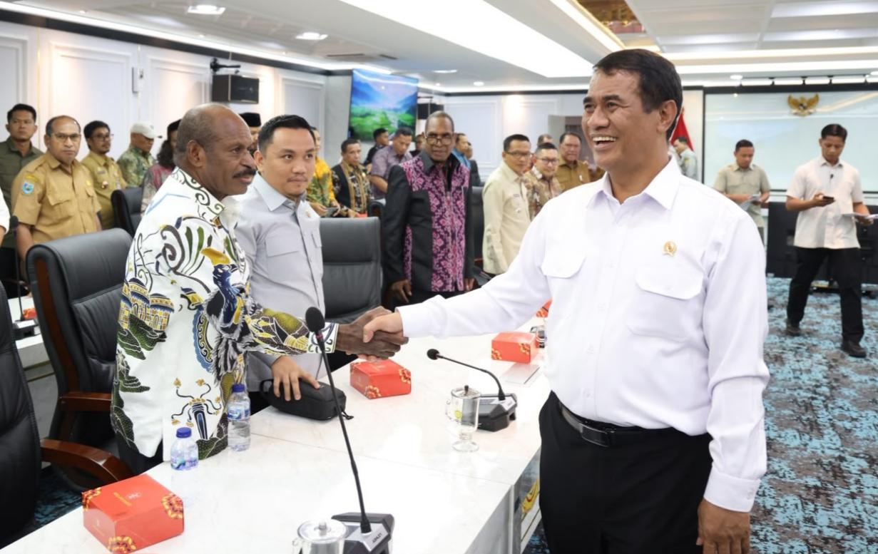 Aspirasi Puncak Papua Direspons, Mentan Amran Siap Kirim Alsintan dan Bidik 500 Hektare Kopi<br><i>Indonesian Govt Support the Farmers to Increase National Food Production </i> Indonesian Govt Support the Farmers to Increase National Food Production