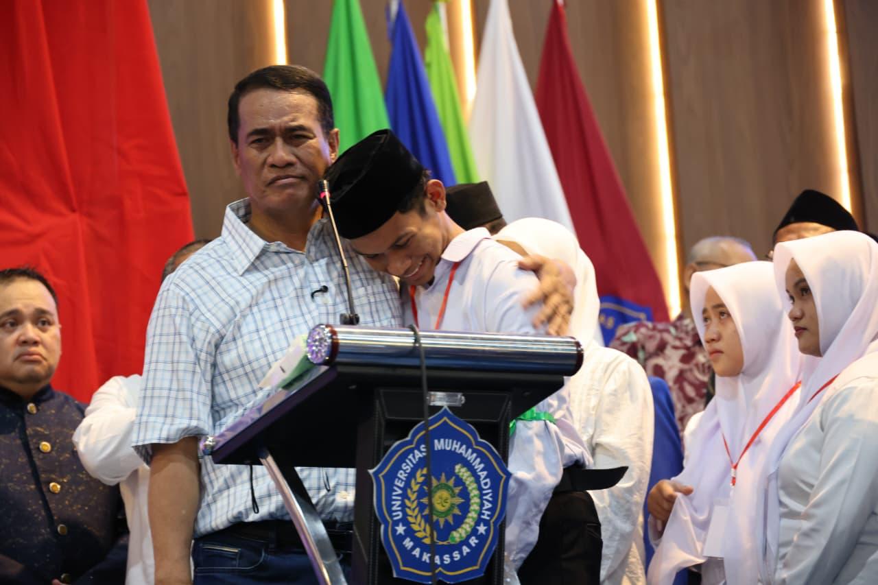 Terharu Kisah Maba Unismuh Ditinggal Ayah sejak Kecil, Mentan Amran beri Bantuan