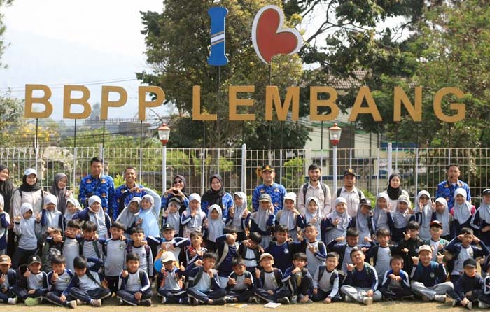 Cinta sejak Dini, Gen Alpha Belajar Pertanian Modern di UPT Pelatihan Kementan<br><i>West Java`s Lembang Agricultural Training Center Support Indonesian Farmers</i> West Java`s Lembang Agricultural Training Center Support Indonesian Farmers