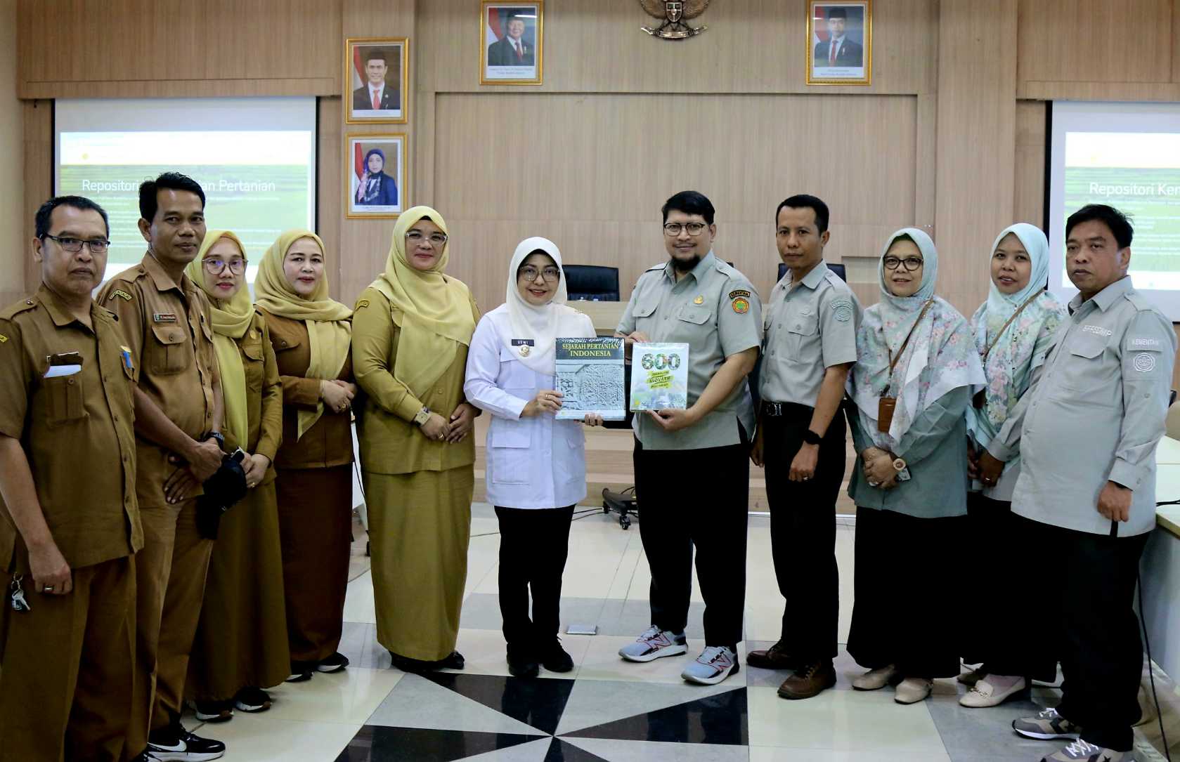 Kementan Dukung Pandeglang Kembangkan Urban Farming & Literasi Pertanian<br><i>The Agricultural Library Support Indonesian Farmers in Achieving Food Self-sufficiency</i> The Agricultural Library Support Indonesian Farmers in Achieving Food Self-sufficiency